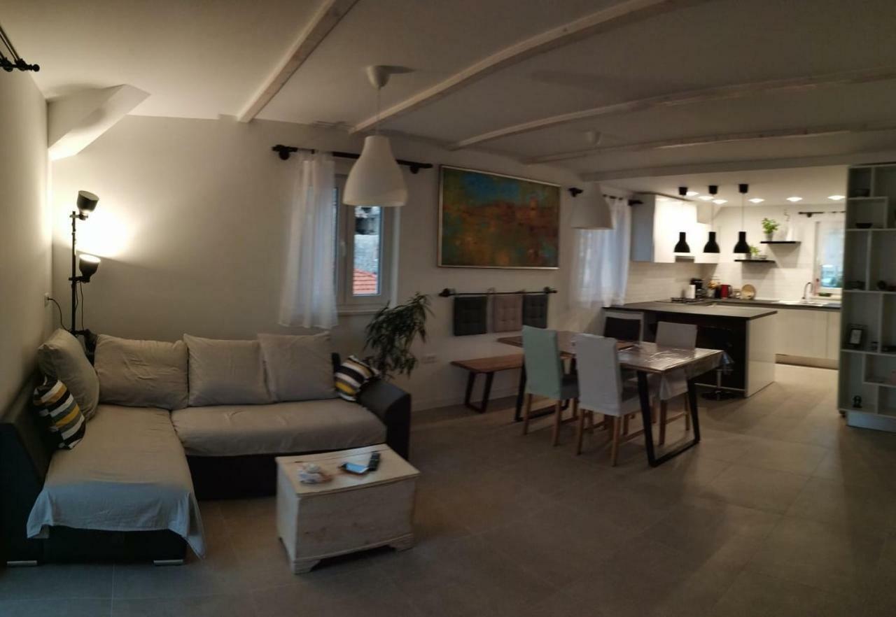 Apartments Gina Traù Esterno foto